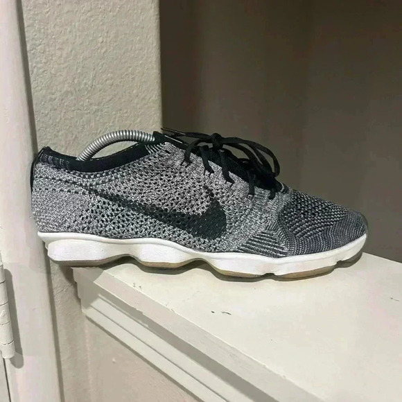 Nike Women’s Flyknit Black white 698616-0015 Size 11 Running Training sneakers - Picture 2 of 9